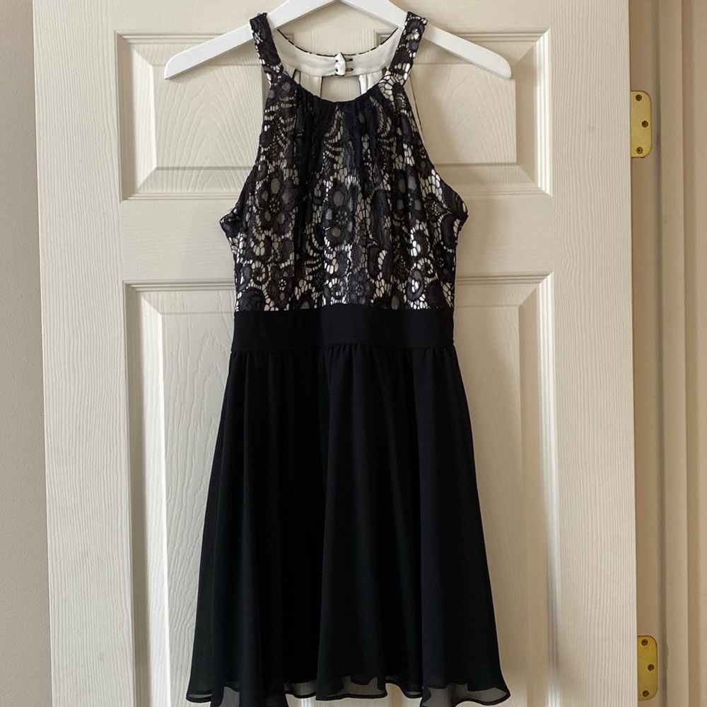 Sequin Hearts Black & Ivory Size 7 Juniors Mini Dress